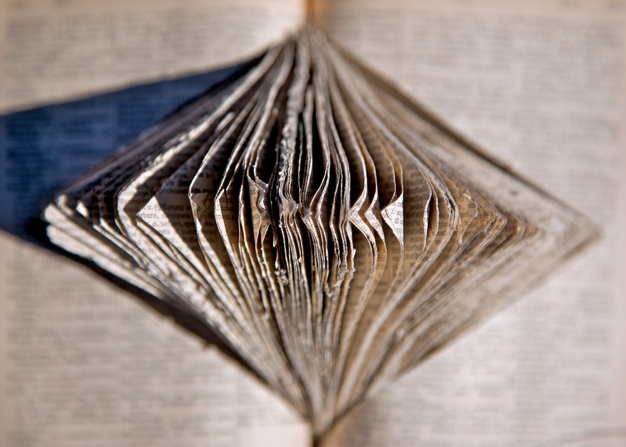 Catherine Corthésy #papier #art #couture #robes #tricot #plis #travauxfeminins #lachauxdefonds - catherinecorthesy.ch